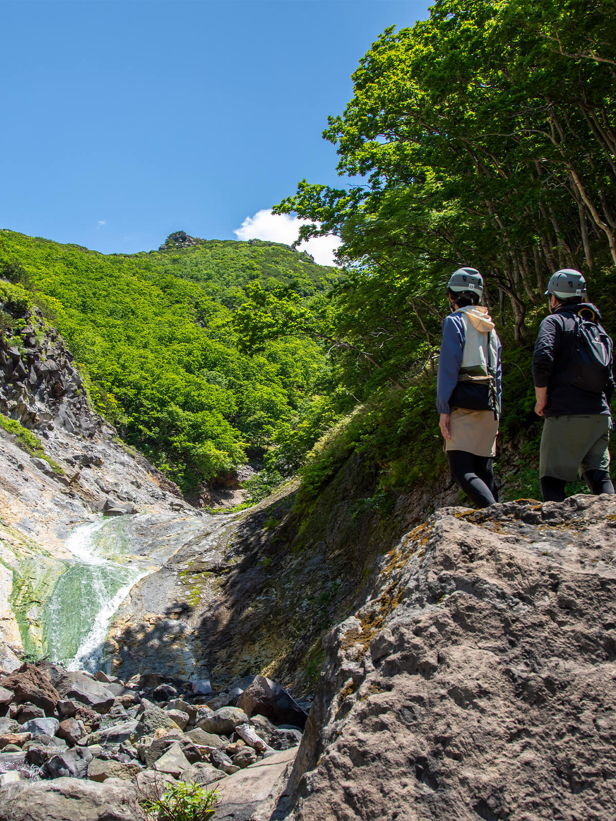カムイワッカ湯の滝 4の滝を見つめる2人